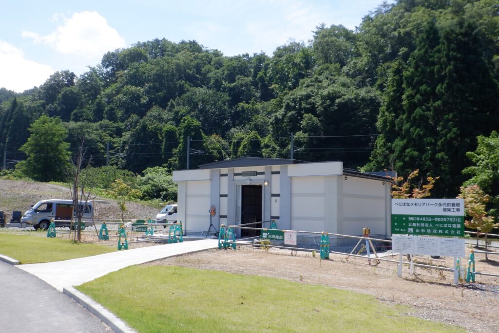 永代供養塔増築工事　まもなく完成