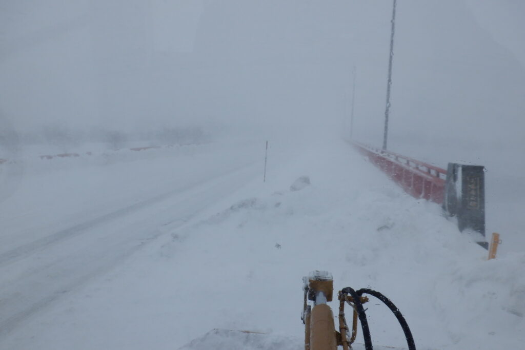 吹雪の中のお参り