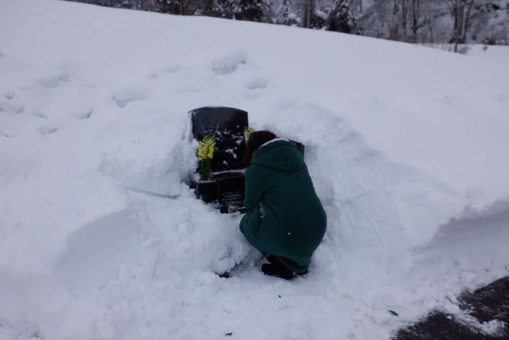雪の中のお墓参り