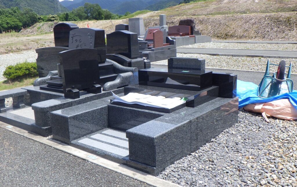 墓石工事が急ピッチ