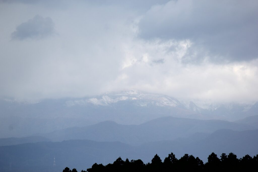 月山　初冠雪