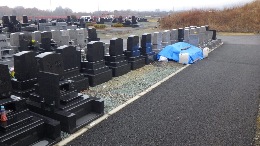 墓石工事が急ピッチ・・・