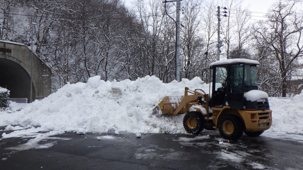 雪は溜まるが、お金はちっとも貯まらない