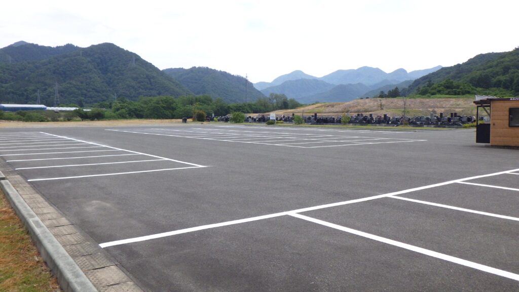 駐車場のラインが新しくなりました